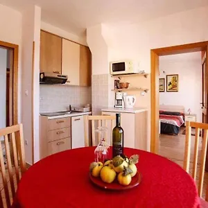 Kira Apartment